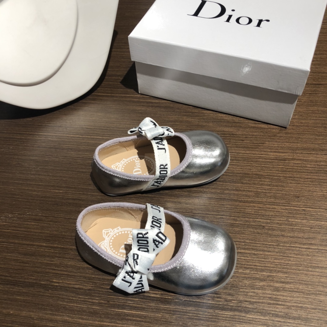 Children's shoes child